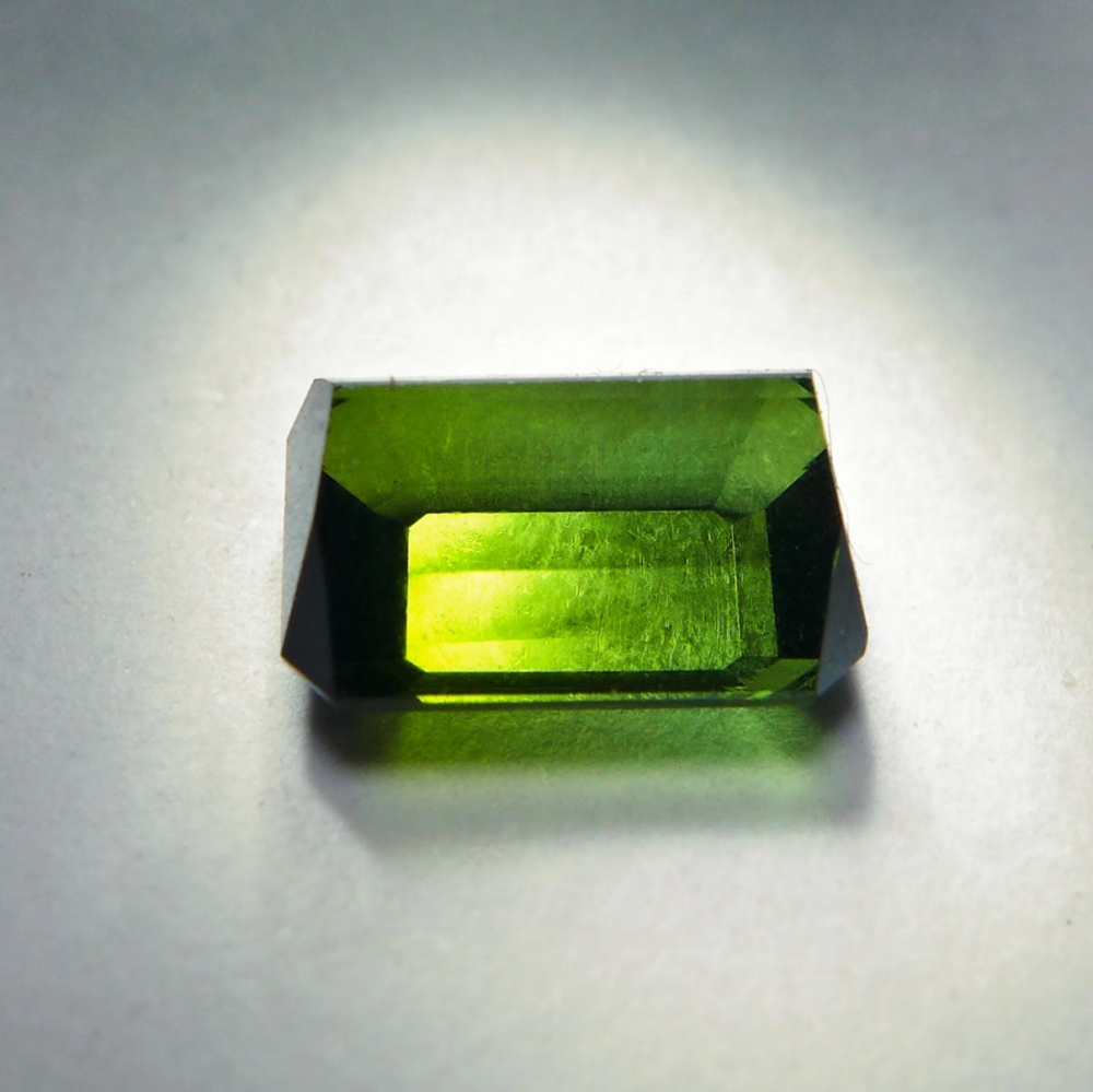 Bild 1 von 1.95 ct. Natürlicher grüner 8.4 x 6.4 mm Mosambik Turmalin 