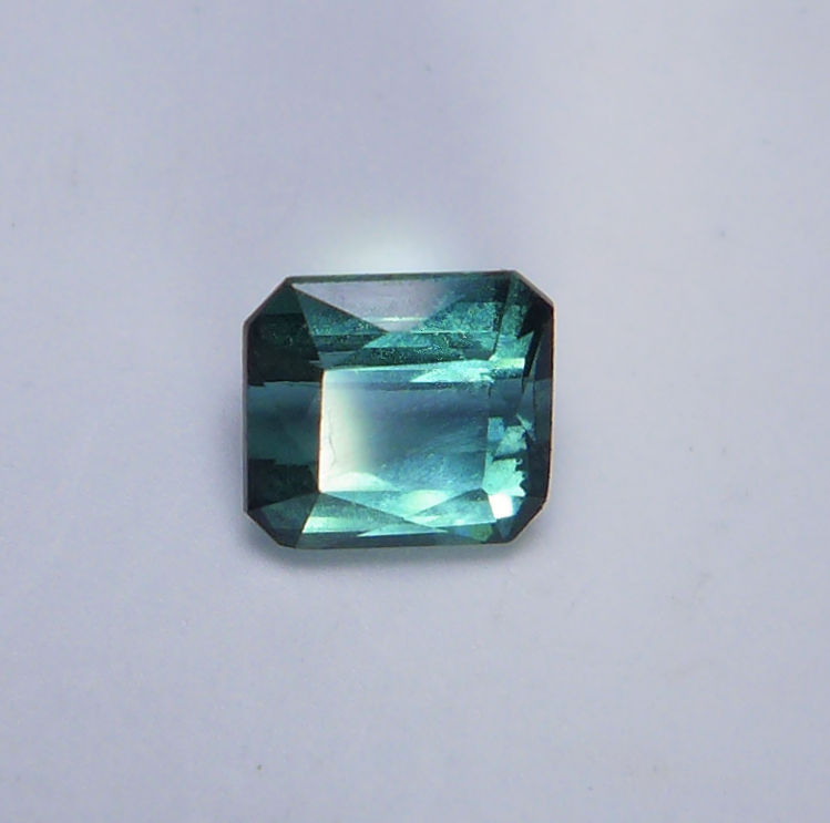 Bild 1 von 0.75 ct. Zarter bläulich grüner 5.2 x 4.7 mm Indigolith Turmalin