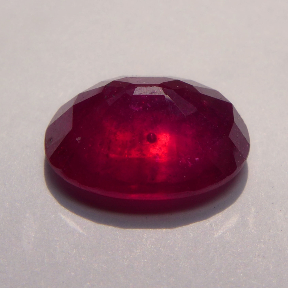 Bild 1 von 7.45 ct. Schöner roter ovaler 13.8 x 10.1 mm Mosambik Rubin
