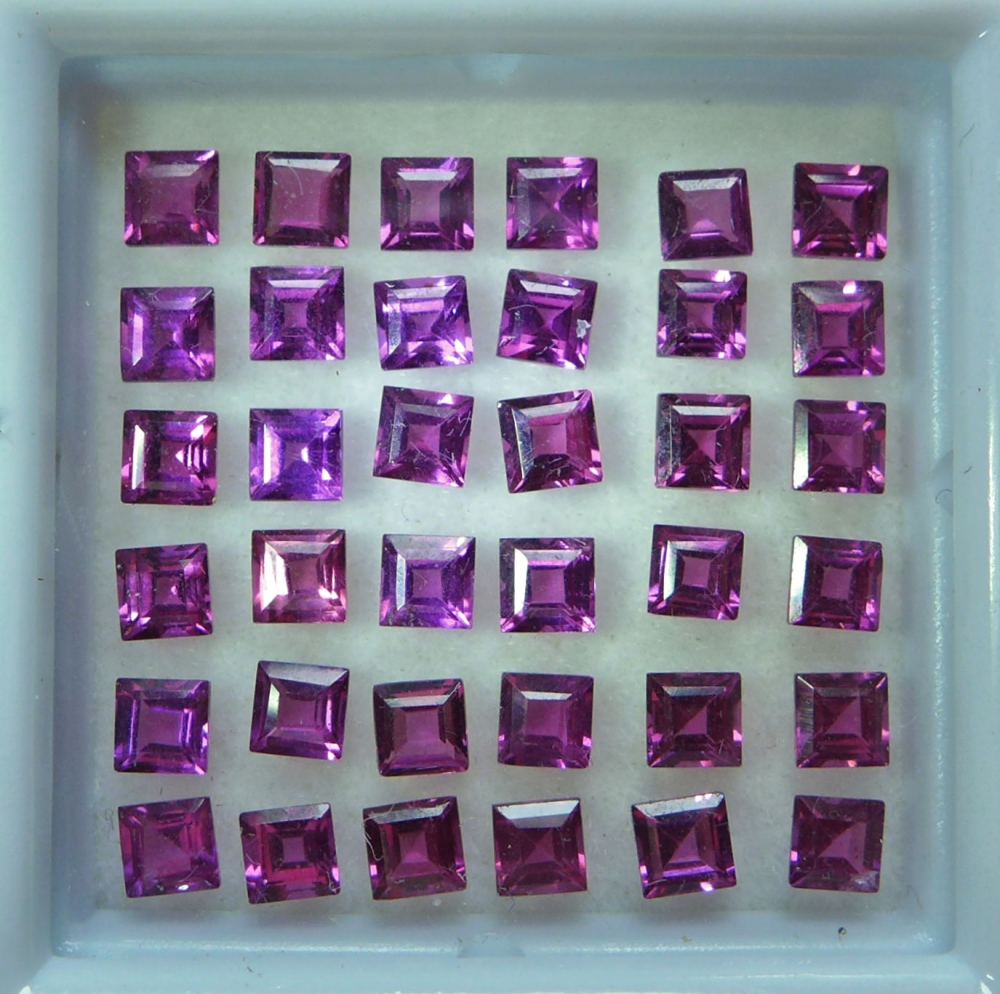 Bild 1 von 4.66 ct. 36 pieces cherry red 2.5 - 2.6 mm Garnet Carrés