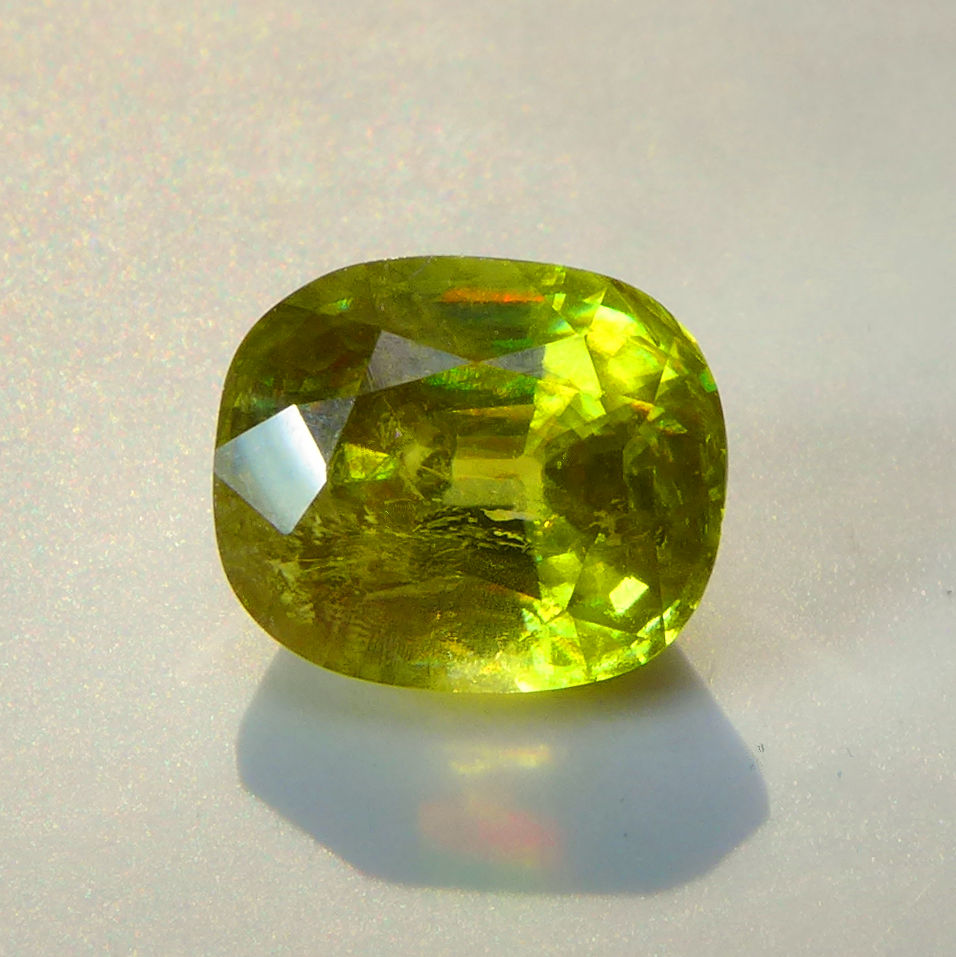 Bild 1 von 1.95 ct.  Schöner gelber ovaler 7.5 x 6.4 mm Titanit Sphen