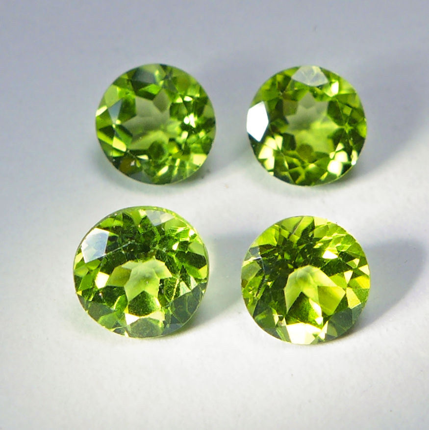 Bild 1 von 2.1 ct. 4 pieces round green 5 mm Pakistan Peridot Gemstones. Nice color !