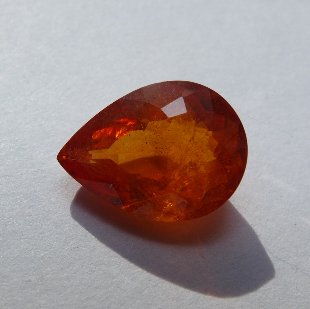 Bild 1 von 3.06 ct . Feiner orangeroter 10.3 x 7.5 mm Spessartin Grant Tropfen
