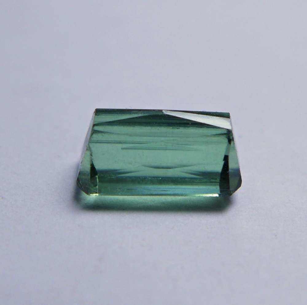 Bild 1 von 1.95 ct. Schöner grüner 8.8 x 5 mm Mosambik Turmalin im Smaragdschliff