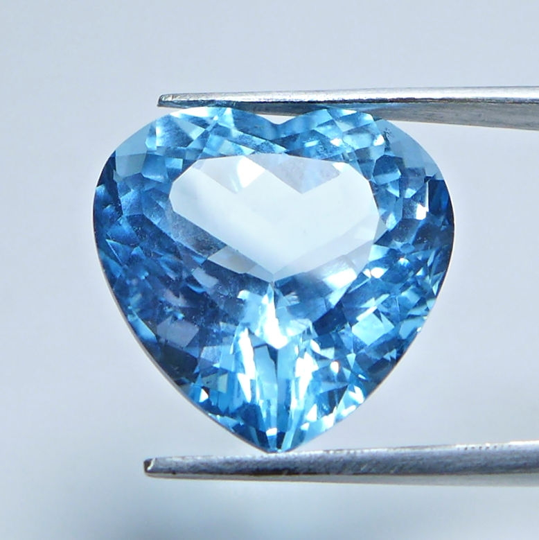 Bild 1 von 10.40 ct. Feines 13.6 x 13.2 mm Swiss Blue Topas Herz