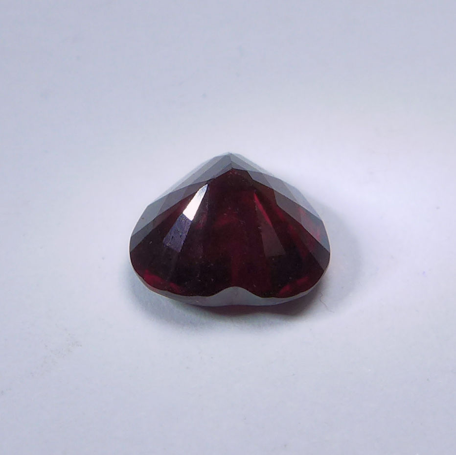 Bild 1 von 3.21 ct. Dunkles orangerotes 8.8 x 8.8 mm Tansania Granat Herz