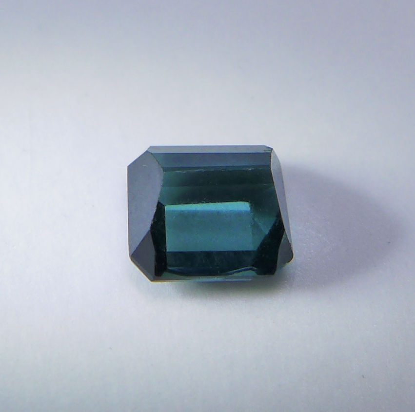 Bild 1 von 0.75 ct. Zarter bläulich grüner 5.2 x 4.7 mm Indigolith Turmalin