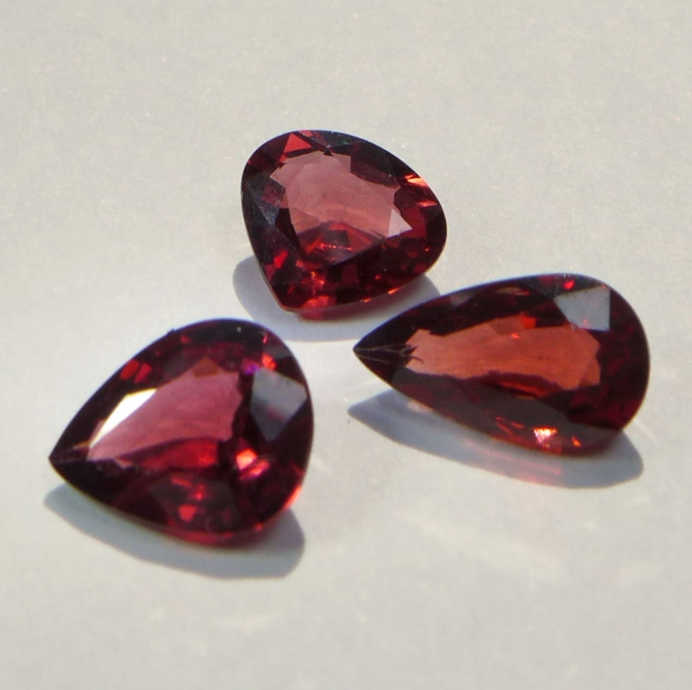 Bild 1 von 3.85 ct. 3 beatiful red purplish 7 x 6 to 6 x 8.5mm Madagaskar Rhodolite Garnet Pears