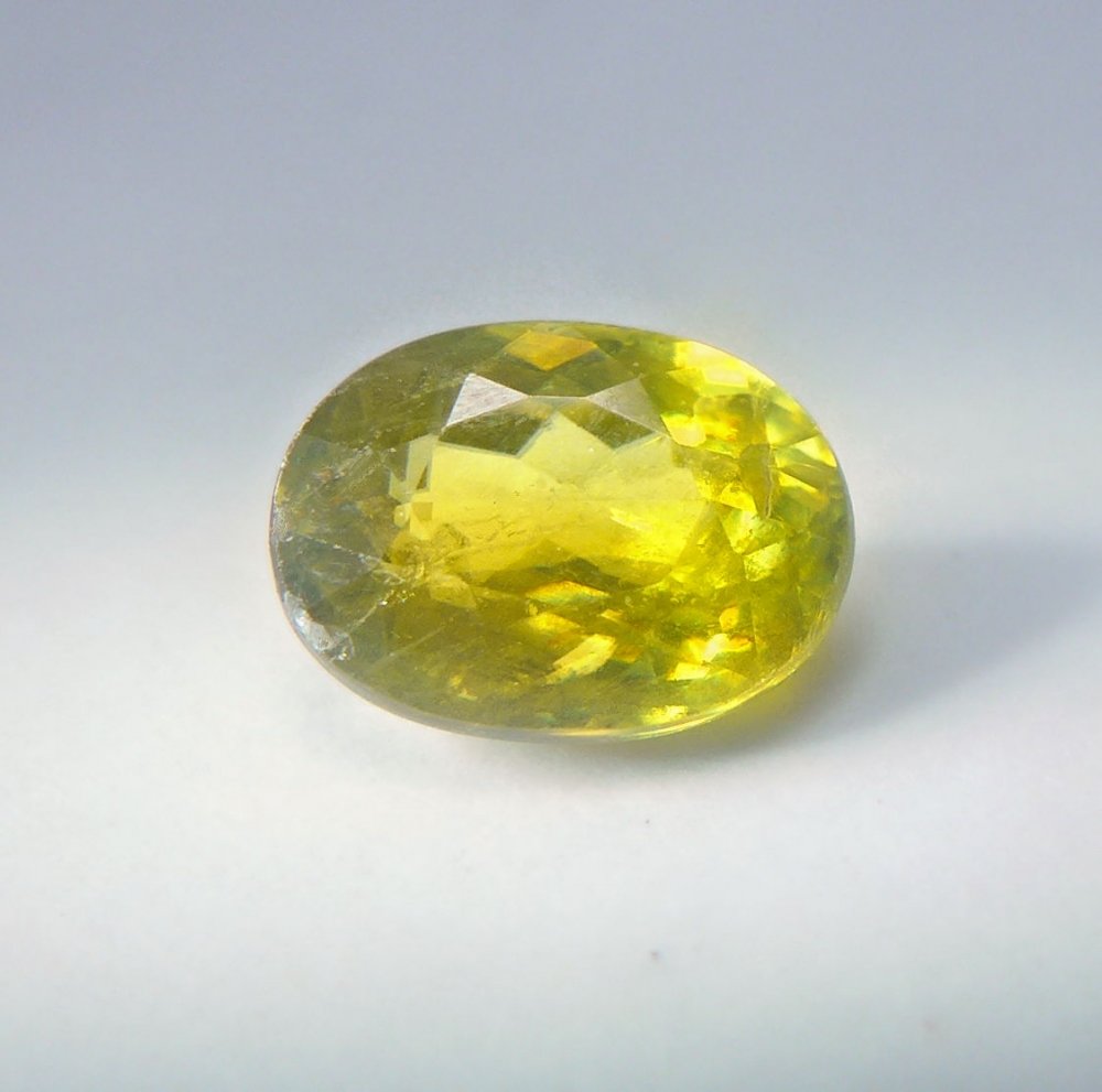 Bild 1 von 1.15 ct.  Edler ovaler gelblich grüner 7.2 x 5.3 mm Titanit Sphen