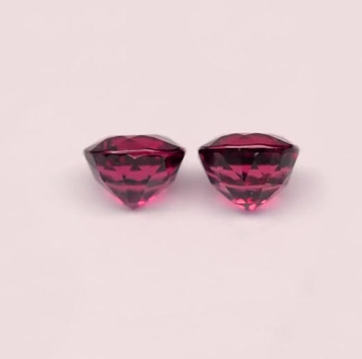 Bild 1 von 3.75 ct. Perfektes Paar rot - violette ovale 6.7 mm Rhodolith Granate