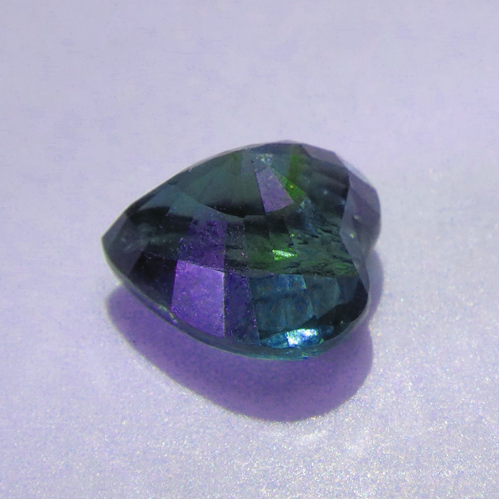 Bild 1 von 1.67 ct. Unbehandeltes grünlich blaues 7 x 7 mm  Saphir Herz