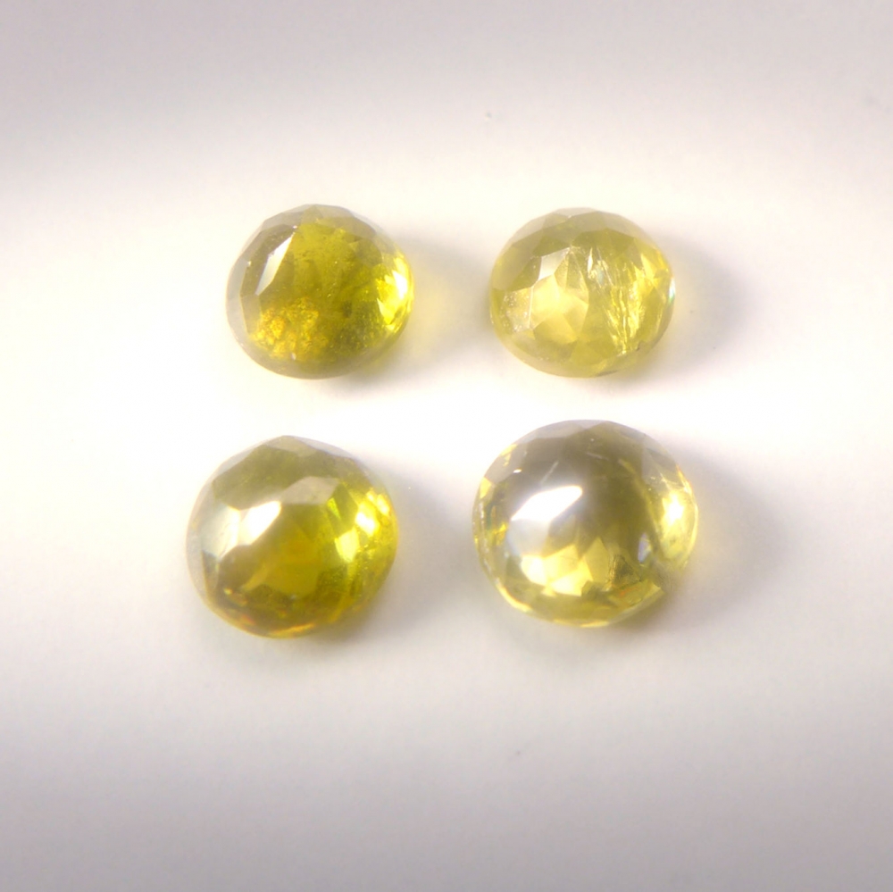 Bild 1 von 0.98 ct. 4 Natürliche runde gelblich grüne 4 mm Madagaskar Titanit Sphen