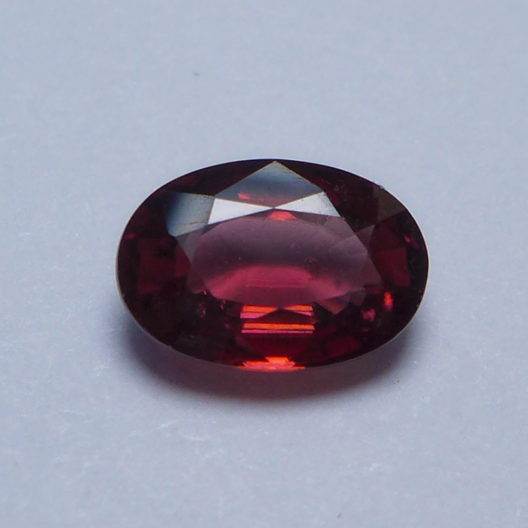 Bild 1 von 2.02 ct. Schöner roter ovaler 8.7 x 6 mm Tansania Zirkon