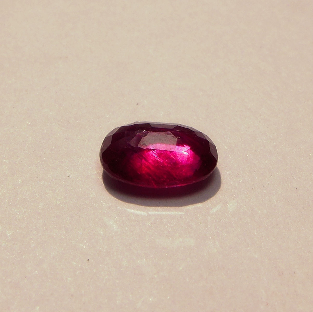 Bild 1 von 1.47 ct. Feiner pink roter ovaler 7.8 x 5.9 mm Rubin