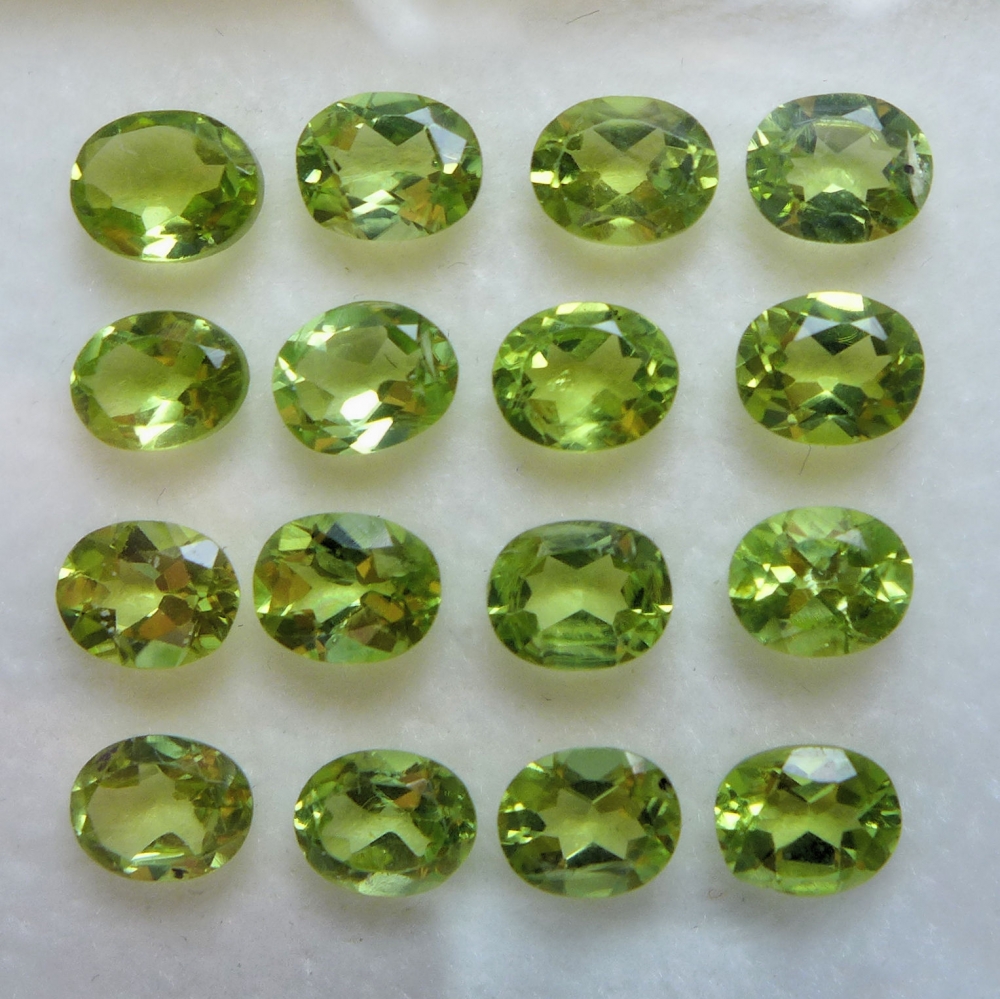 Bild 1 von 6 ct VS! 16 pieces fine green oval 5 x 4 mm Pakistan Peridot Gemstones. Nice color !