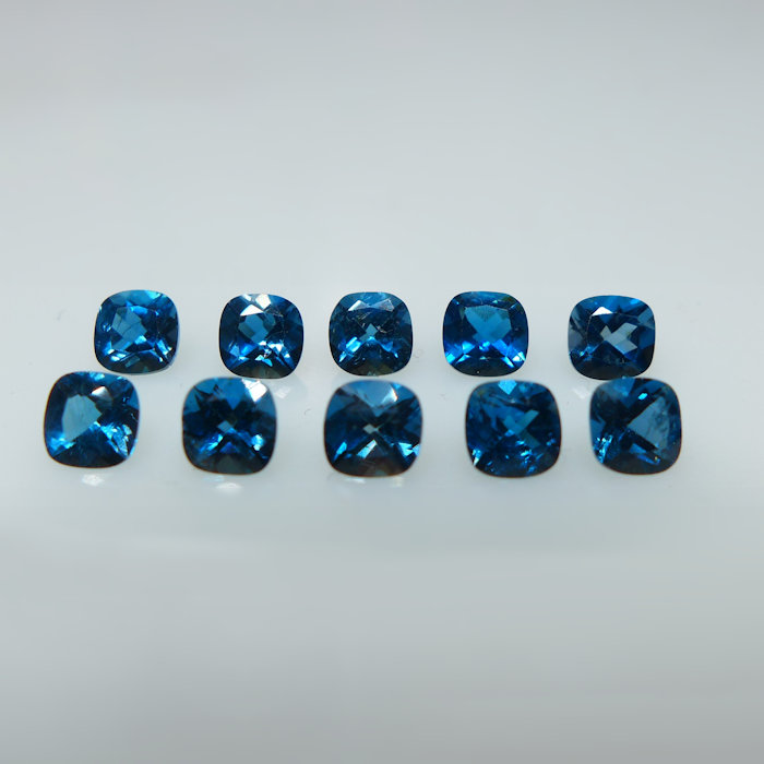 Bild 1 von 3.40 ct 10 Stück 4 x 4 mm Brasilien Cushion London Blue Topas Edelsteine