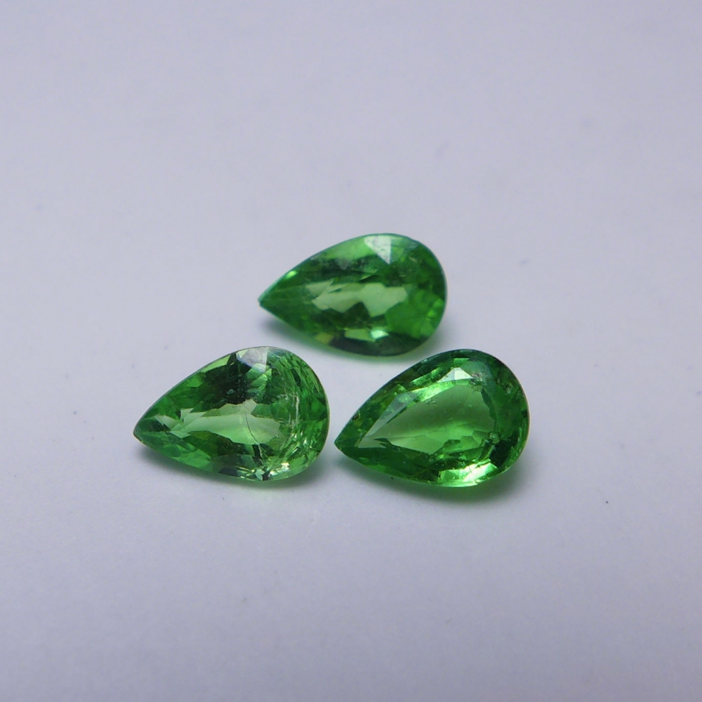 Bild 1 von 1.36 ct. 3 piecesl natural  6 x 4 mm Chrome Diopside Pear Gems