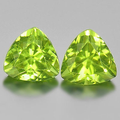 Bild 1 von 1.85 ct. Perfektes Paar Grüne 6.2 x 6.2 mm Pakistan Triangel Peridot Edelsteine