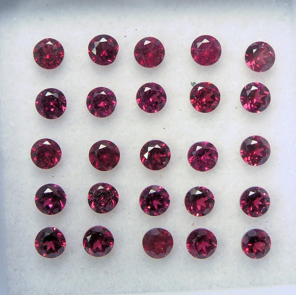 Bild 1 von 1.75 ct. 25 pieces round cherry red 2.2 mm Rhodolite Garnet Gems. Ravashing color!