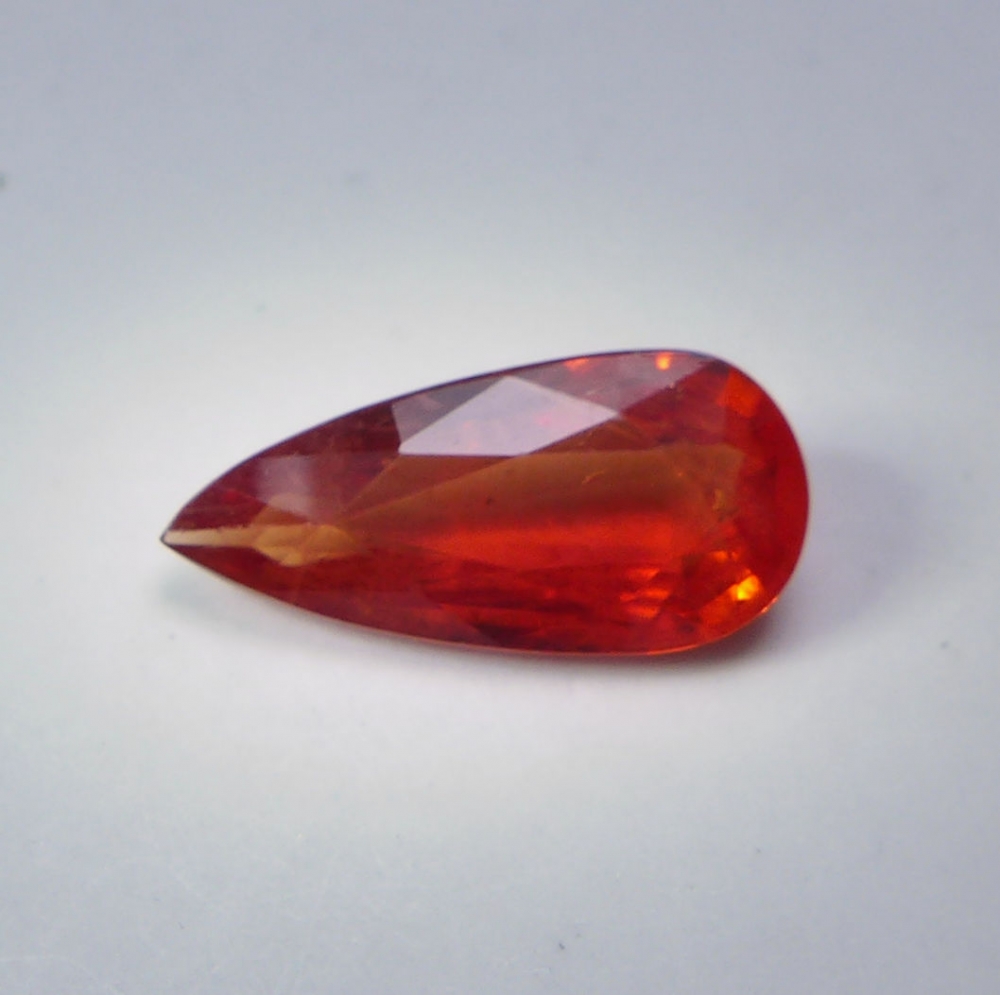 Bild 1 von 2.24 ct. Orange red 13.2 x 6.2 mm Sapphire Pear
