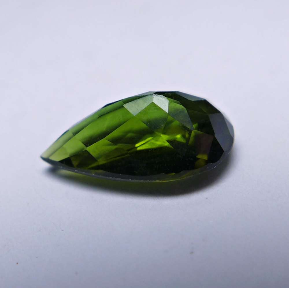 Bild 1 von 1.8 ct  Feiner grüner Tropfen 11 x 6.5 mm Mosambik Turmalin