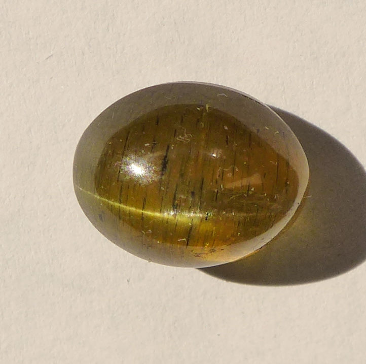 Bild 1 von 10.08 ct  Gelb grünes ovales 13 x 10 mm Apatit - Katzenauge