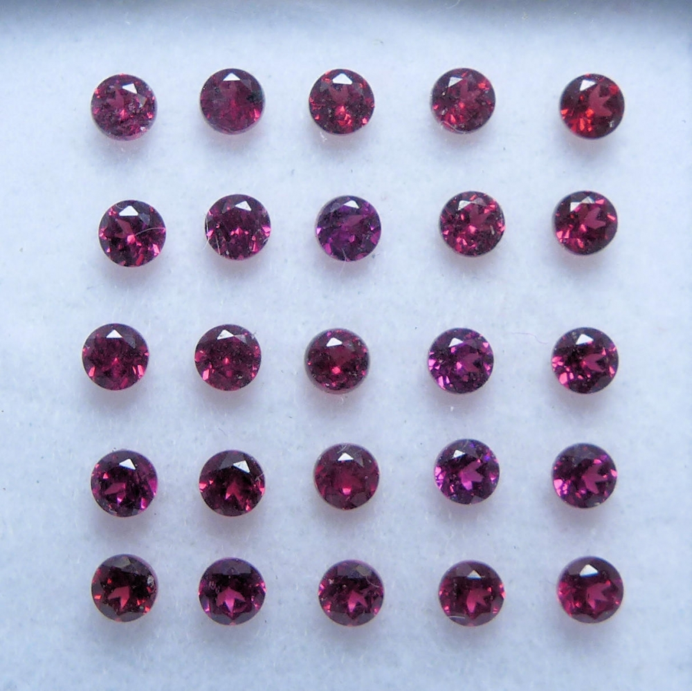 Bild 1 von 1.25 ct. 25 pieces round cherry red 2 mm Rhodolite Garnet Gems. Ravashing color!