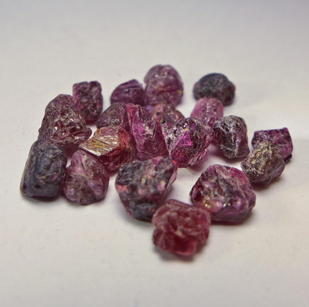 Bild 1 von 20.8 ct. 19 pieces pink red 4.5 x 4 to 6.5 x 5 mm rough Ruby Gemstones