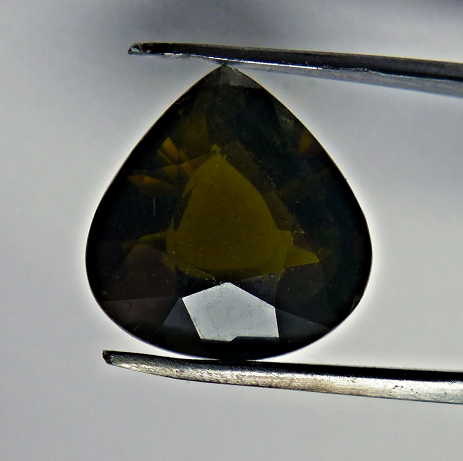 Bild 1 von 2.90 ct VS! Schöner  gelbgrüner Tropfen 10.2 x 9.9 mm Mosambik Turmalin