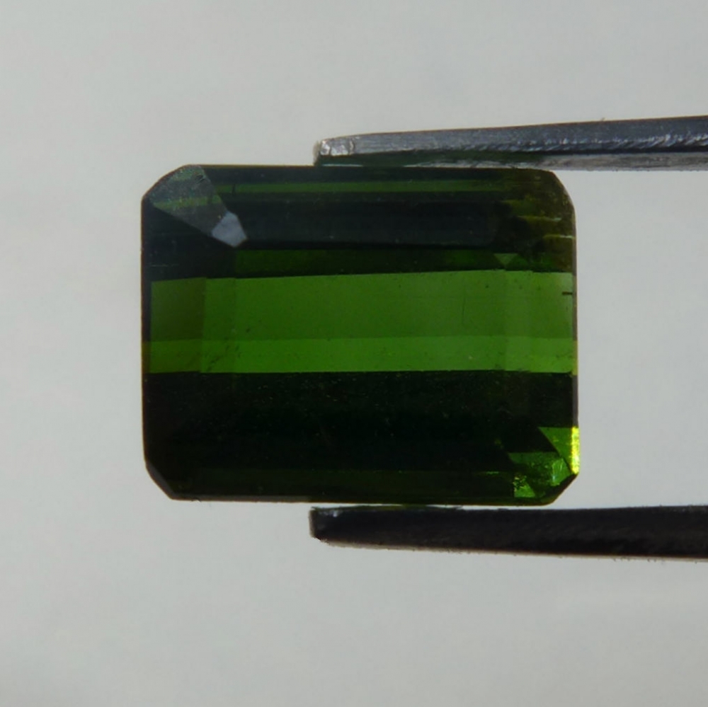 Bild 1 von 1.77 ct .  Grüner unbeh. 7.2 x 5.4 mm Mosambik Turmalin im Smaragdschliff
