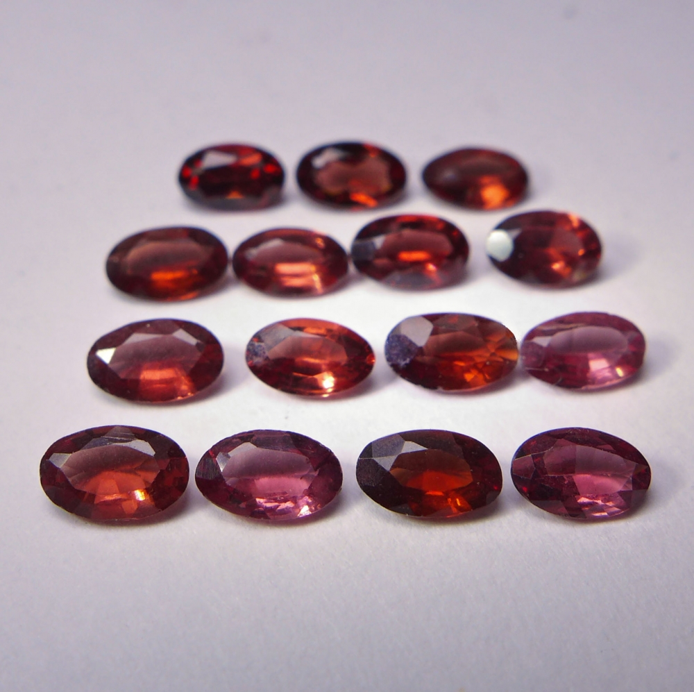 Bild 1 von 4.25 ct. 15 Stück ovale rote 5 x 3mm Mosambik Granate