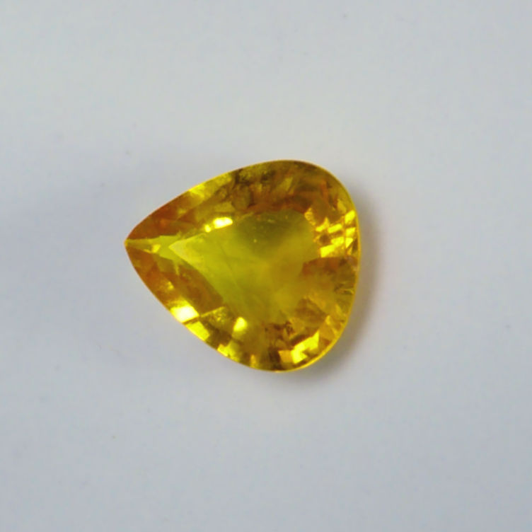 Bild 1 von 0.99 ct. Beautiful golden yellow 6.7 x 6 mm Sapphire