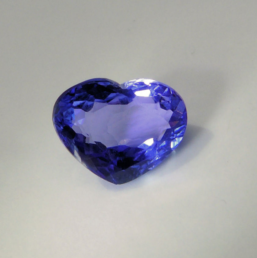 Bild 1 von 1.02 ct.  Augenreines natürlich blau-violettes 7.2 x 5.7 mm Tansanit-Herz. Tolle Farbe!