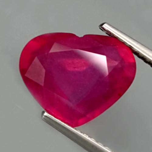 Bild 1 von 4.54 ct. Glamorous Pink Red Natural 11.8 x 9.5 mm Mozambique Ruby Heart