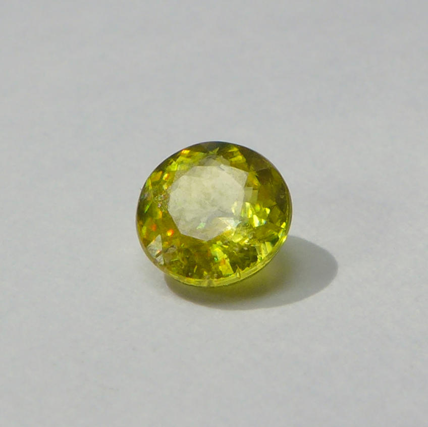 Bild 1 von 0.95 ct. Toller runder grünlich gelber 5.8 mm Madagaskar Titanit Sphen