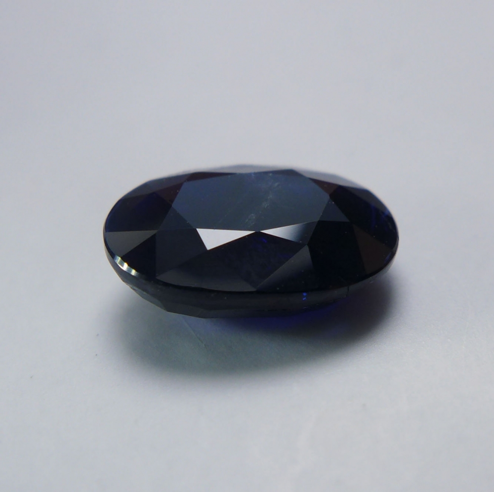 Bild 1 von 3.01 ct.  Dunkel blauer ovaler 10.3 x 7.5 mm Afrika Saphir