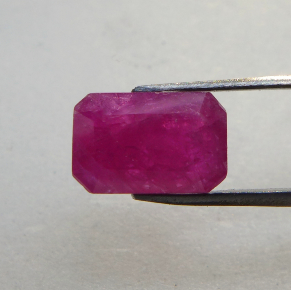 Bild 1 von 2.67 ct. Feiner pink roter 8.8 x 5.7 mm Madagaskar Rubin Edelstein
