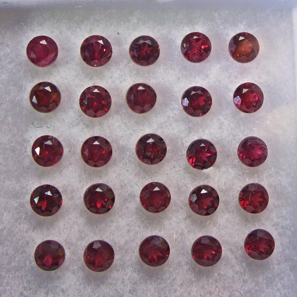 Bild 1 von 1.75 ct. 25 pieces round red  2.3 mm Pyrop Garnet Gems. 