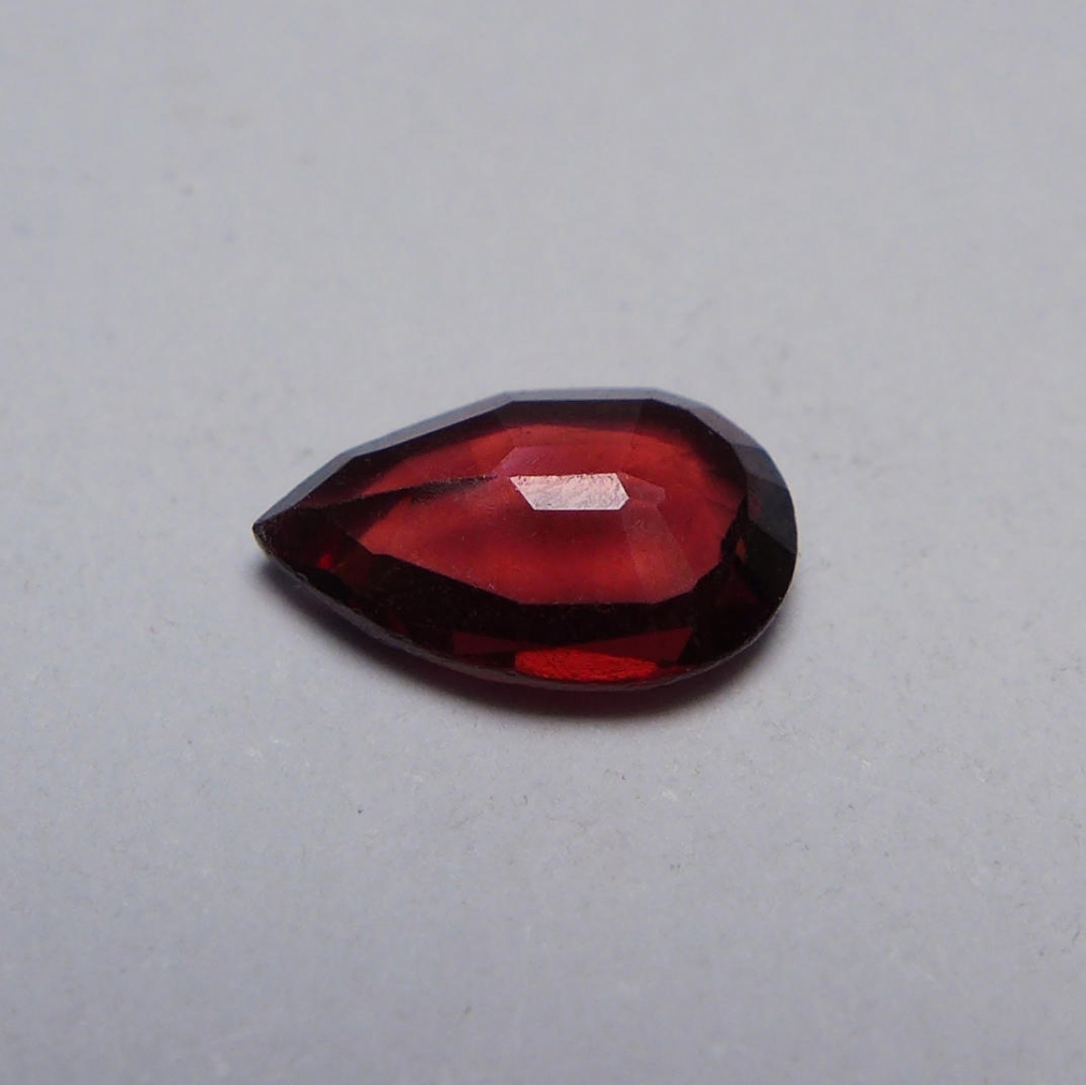 Bild 1 von 1.25 ct. Zarter roter 9 x 6 mm Rhodolith Granat Tropfen