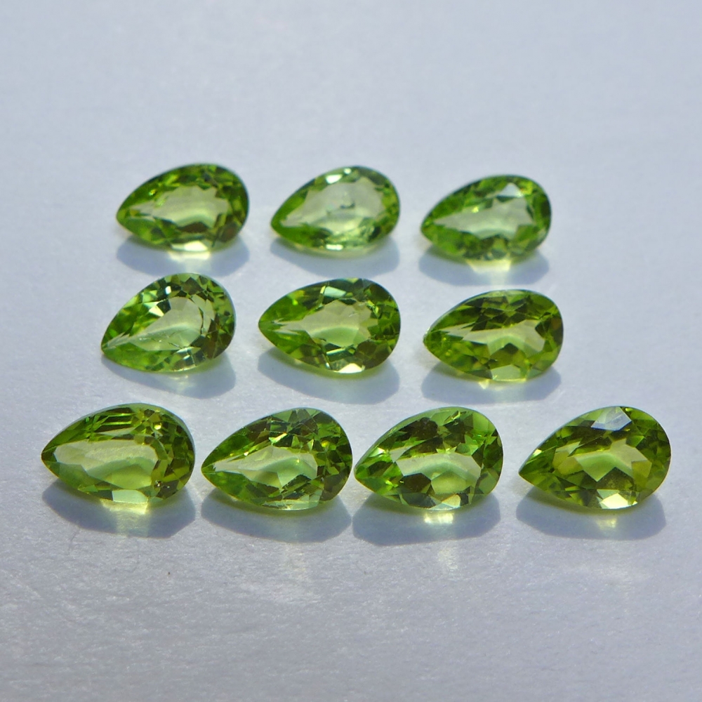 Bild 1 von 4.44 ct. 10 pieces fine green 6 x 4 mm Pakistan Peridot Pears. Nice color !