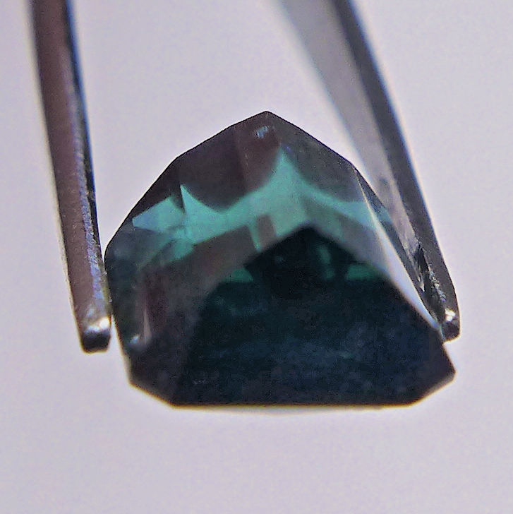 Bild 1 von 1.44 ct. Augenreiner bläulich grüner 6 x 6.3 mm Indigolith Turmalin