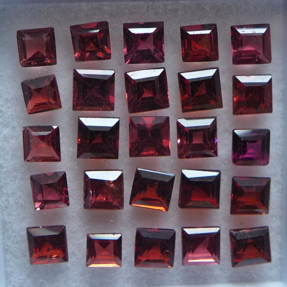 Bild 1 von 4.8 ct. 25 pieces natural red 3 mm Garnet Carrés