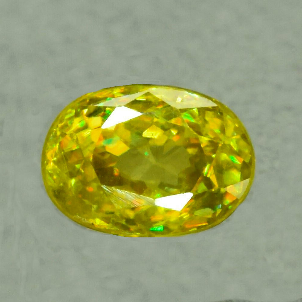 Bild 1 von 0.82 ct.  Ovaler gelblich grüner 6 x 4.4 mm Madagaskar Titanit Sphen