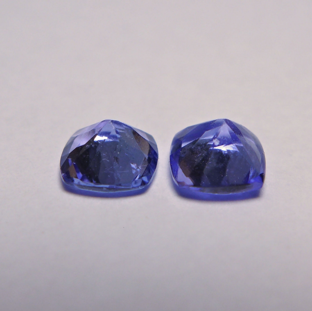 Bild 1 von 1.45 ct. Tolles Paar 5.5 x .5.5 mm blau violette Cushion Tansanite