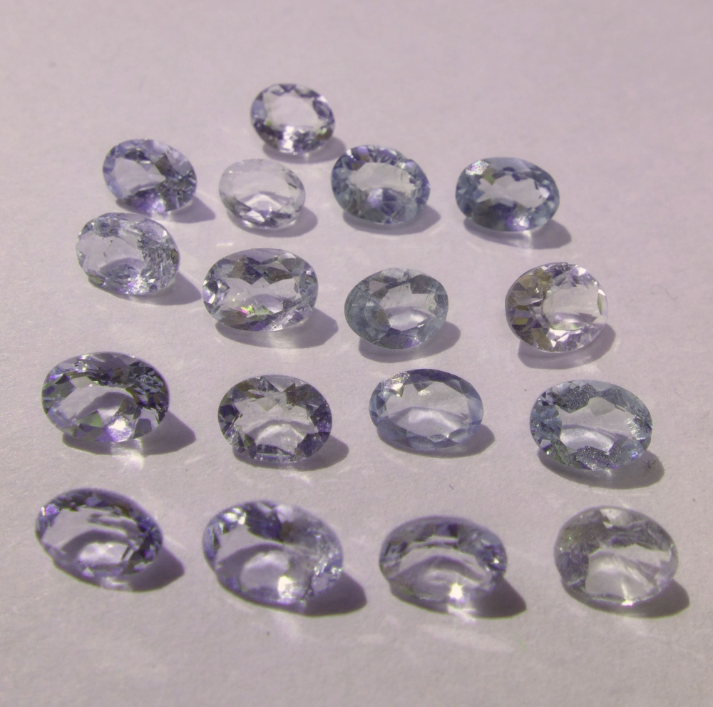 Bild 1 von 5.50 ct. 17 piece eye clean oval 4.5 x 3.5 to 6 x 4 mm Aquamarine Gemstones
