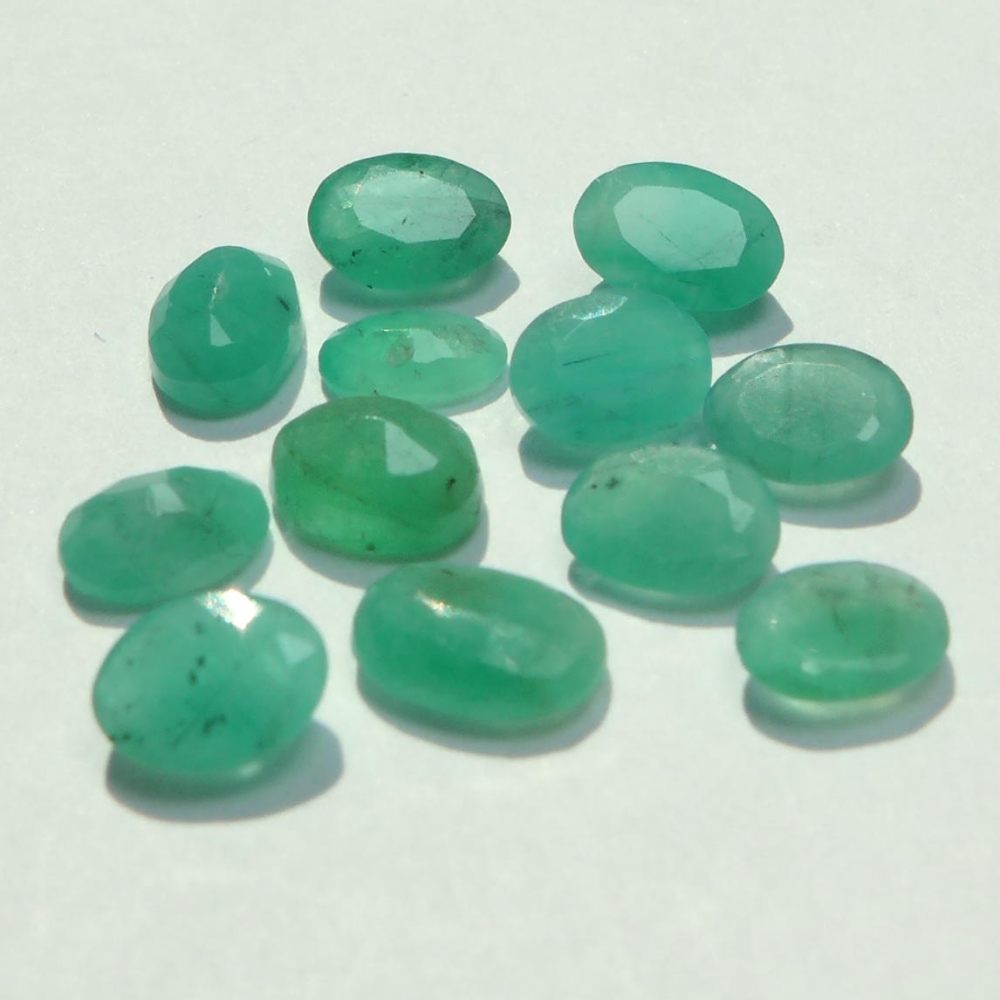 Bild 1 von 5.14 ct. 12 Stück ovale 6 x 4 mm Brasilien Smaragde