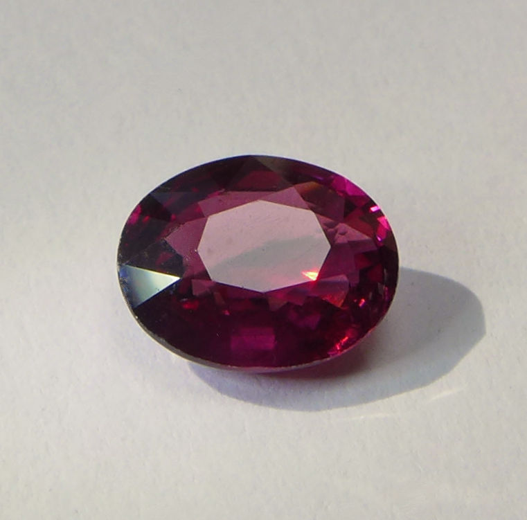 Bild 1 von 2.16 ct. Natürlicher rot violetter ovaler 8.5 x 7 mm  Rhodolith Granat