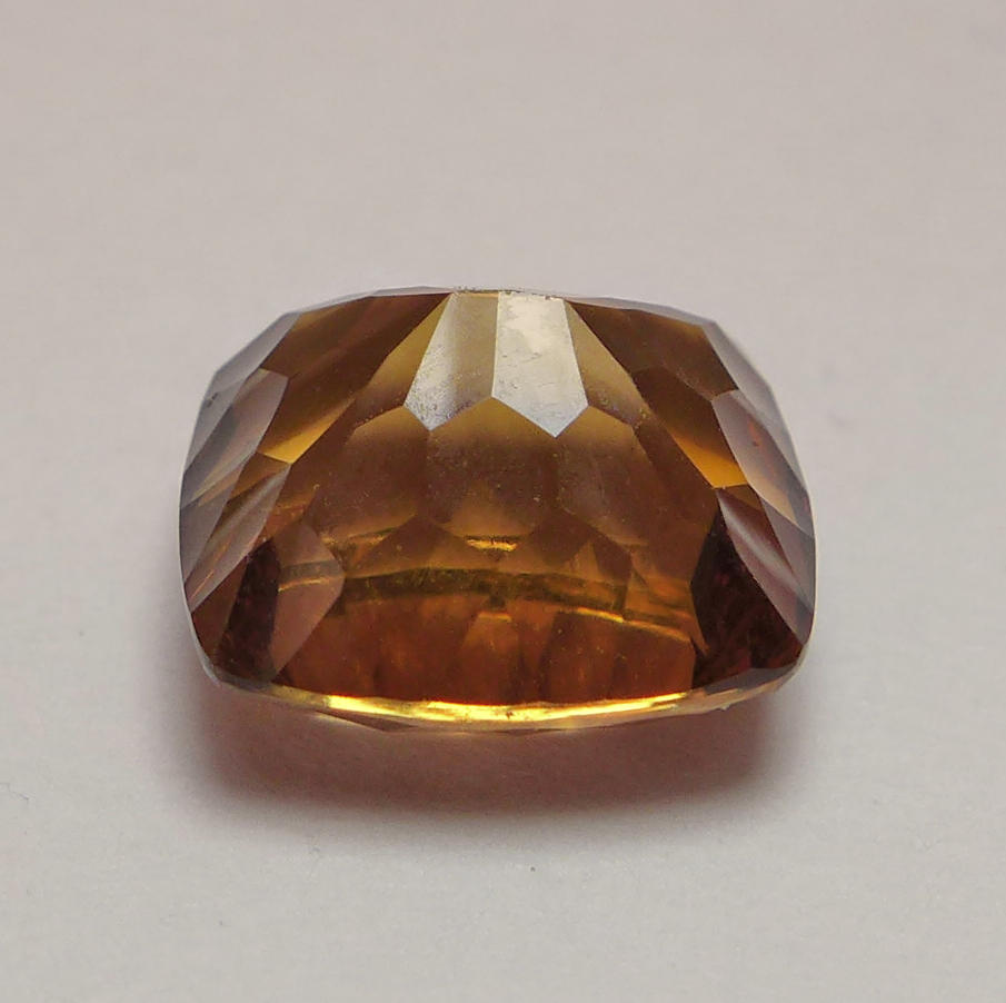 Bild 1 von 8.25 ct. Augenreiner Cushion 10.5 x 10.2 mm Brasilien Champagne Topas