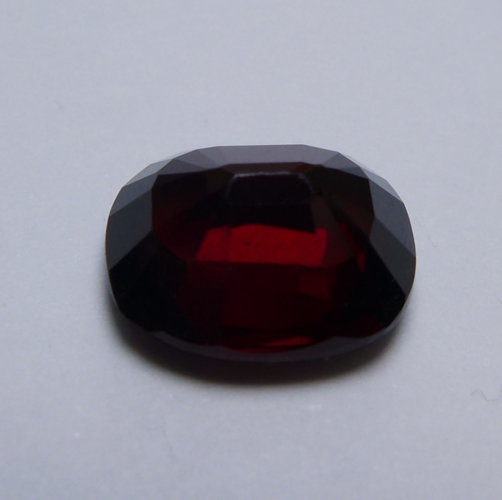 Bild 1 von 4.05 ct . Schöner roter ovaler 10.1 x 8.5 mm Rhodolith Granat