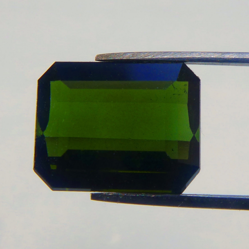 Bild 1 von 2.65 ct .  Waldgrüner unbeh. 8.6 x 7 mm Mosambik Turmalin im Smaragdschliff